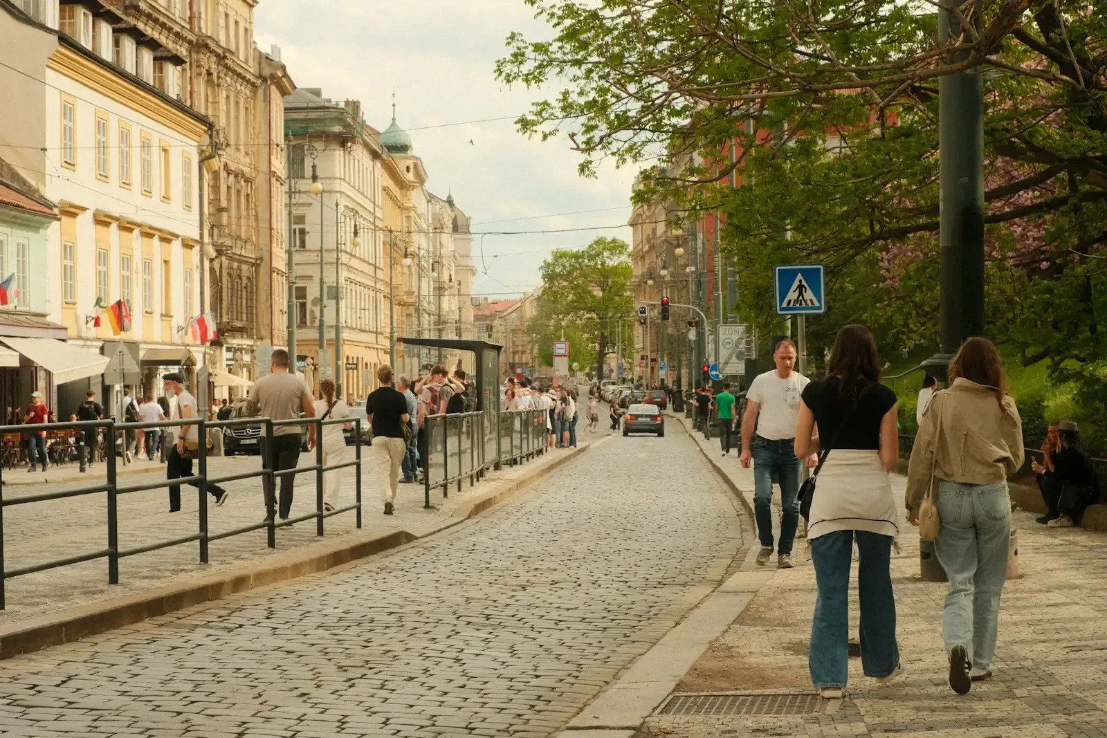 Personas caminando por una calle empedrada