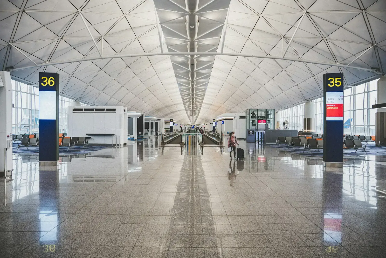 Un pasillo tranquilo junto a las puertas de embarque de un aeropuerto