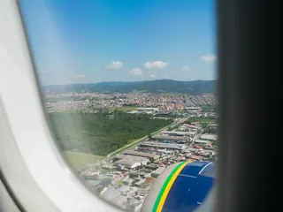 飛行機の窓から見える翼と空