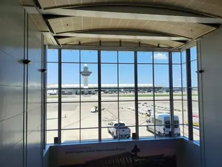 空港の待合ロビーの窓
