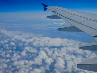 飛行機の窓から見える翼と空