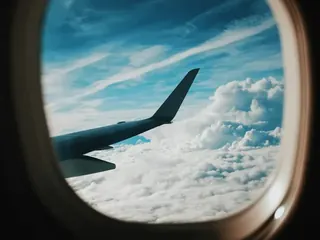 飛行機の窓から見える翼と空