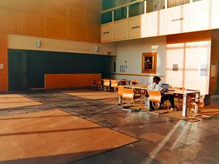 日の差し込む大学の図書館
